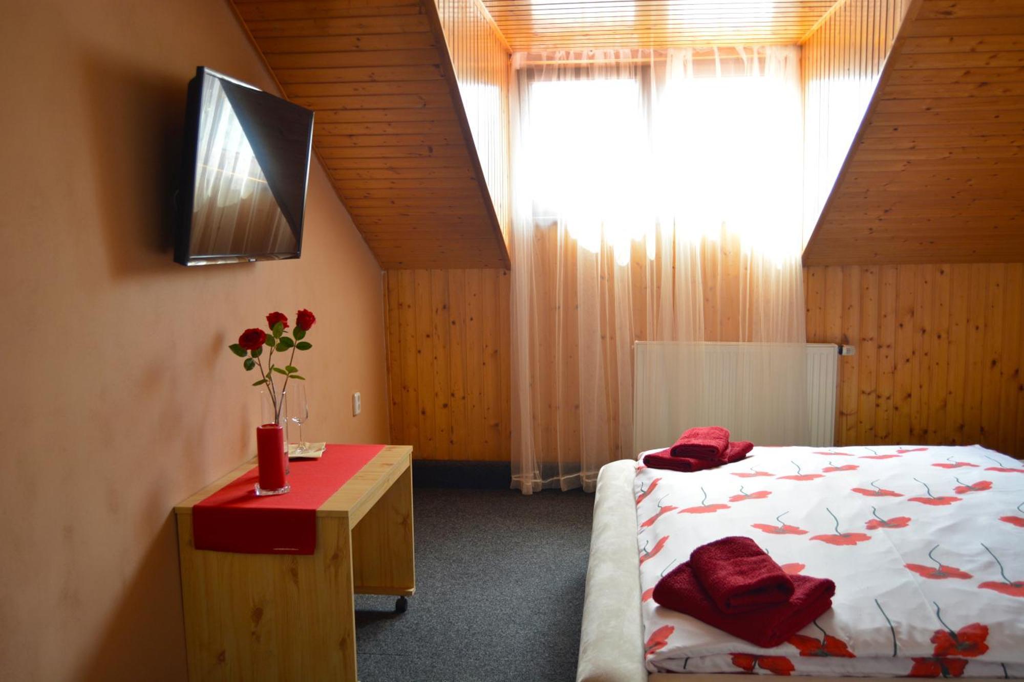 Restaurace A Penzion Lutena Dolni Lutyne Экстерьер фото