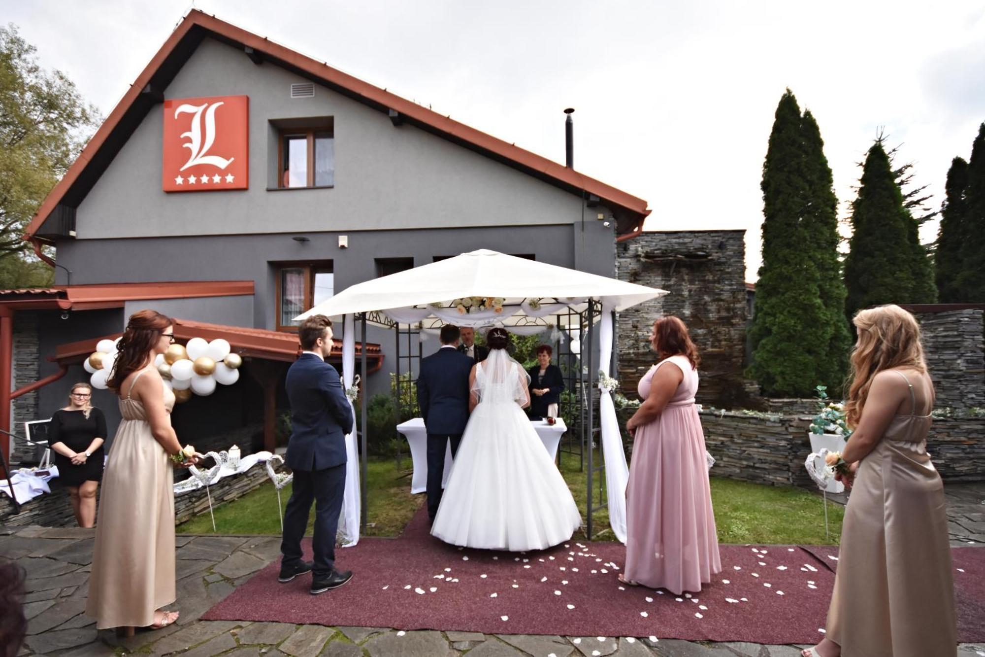 Restaurace A Penzion Lutena Dolni Lutyne Экстерьер фото